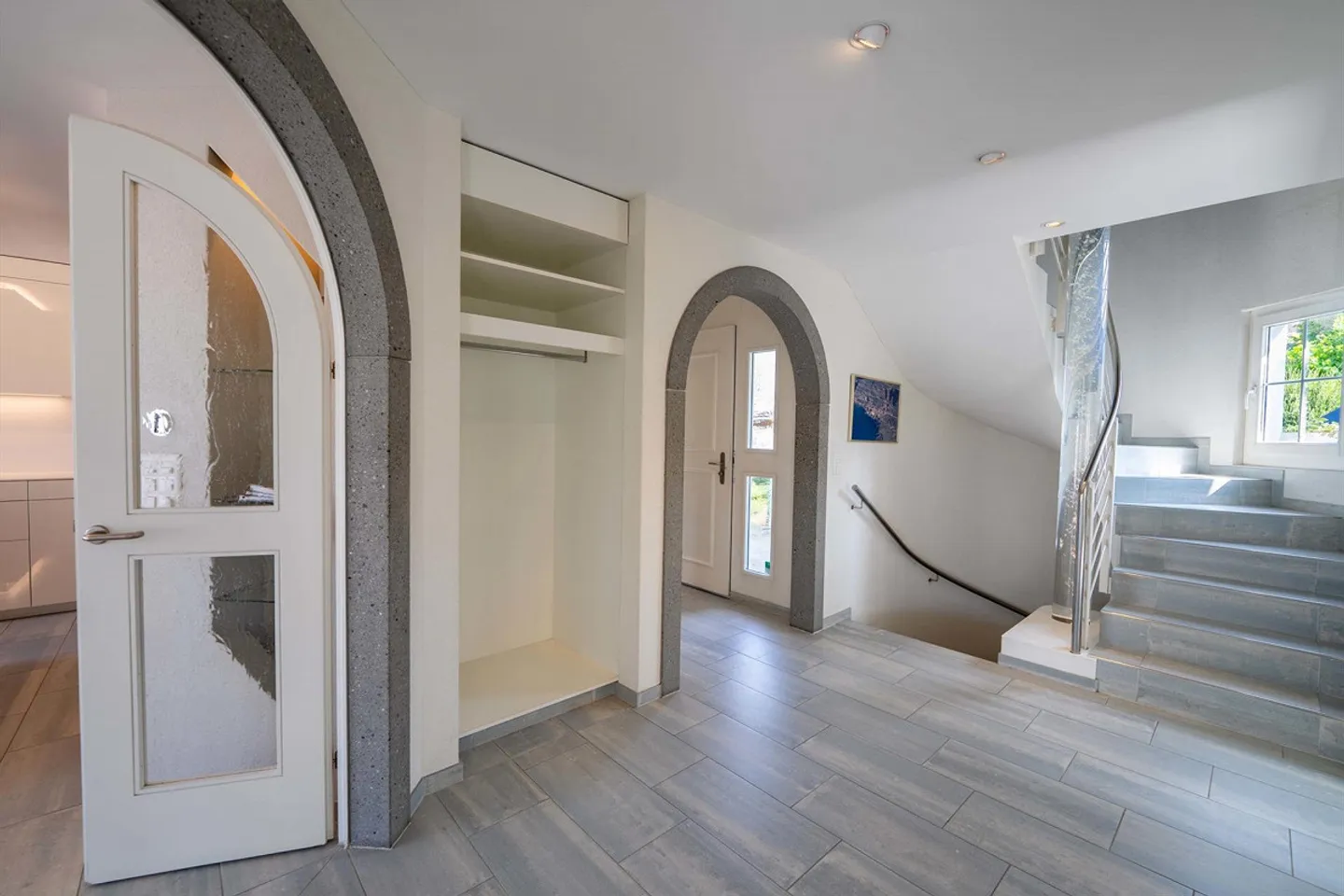 Grosszügige Villa mit 7.5 Zimmern und Hallenbad - Foto 1 von 8