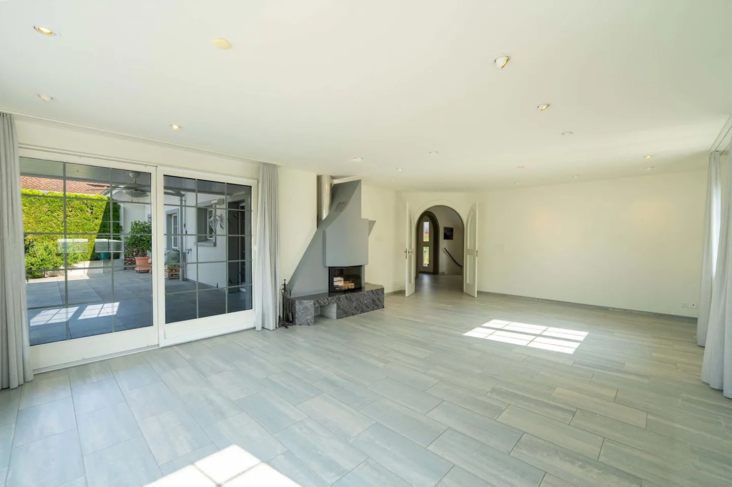 Grosszügige Villa mit 7.5 Zimmern und Hallenbad - Foto 2 von 8