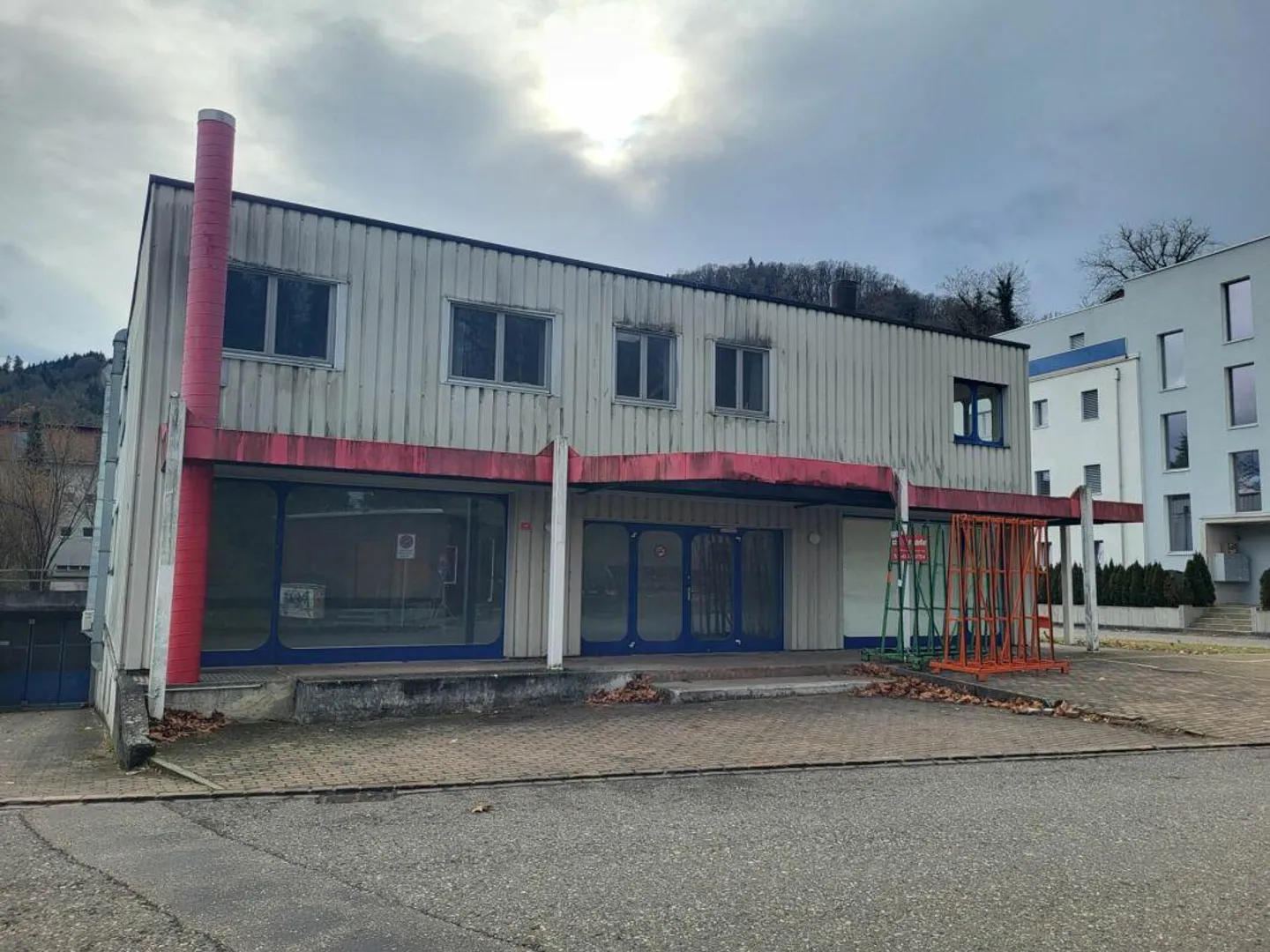 Versatile commercial property - ideal as a car garage, storage space, and much more - Photo 1 of 8