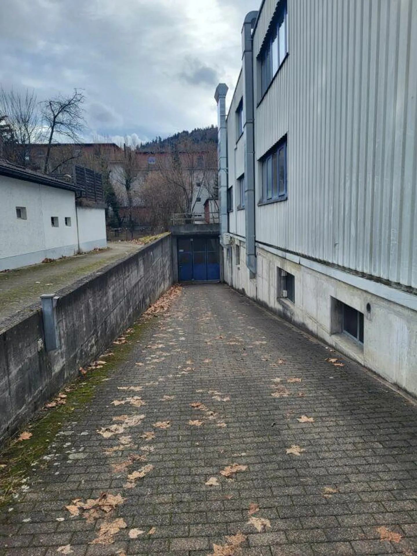 Versatile commercial property - ideal as a car garage, storage space, and much more - Photo 3 of 8