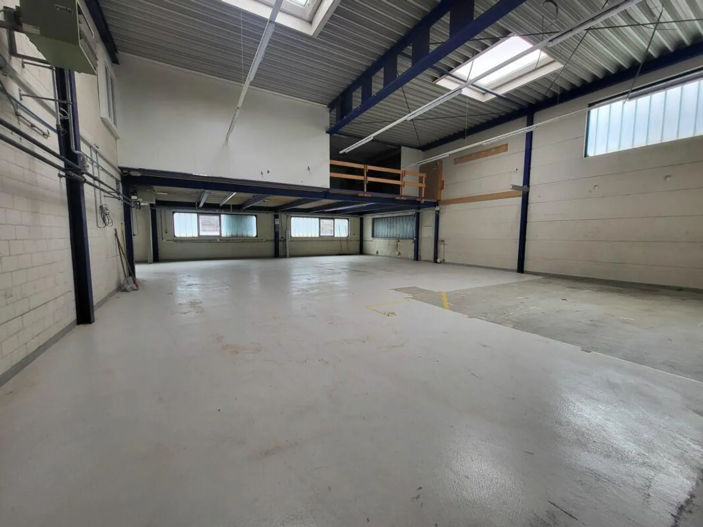 Versatile commercial property - ideal as a car garage, storage space, and much more - Photo 4 of 8