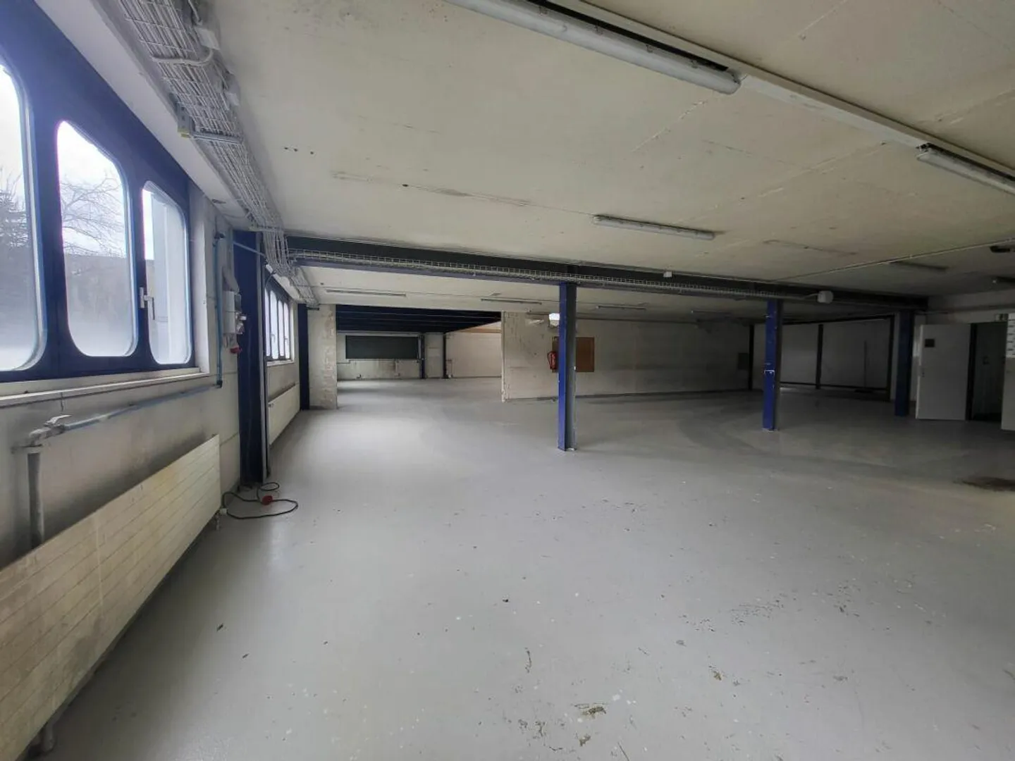 Versatile commercial property - ideal as a car garage, storage space, and much more - Photo 5 of 8