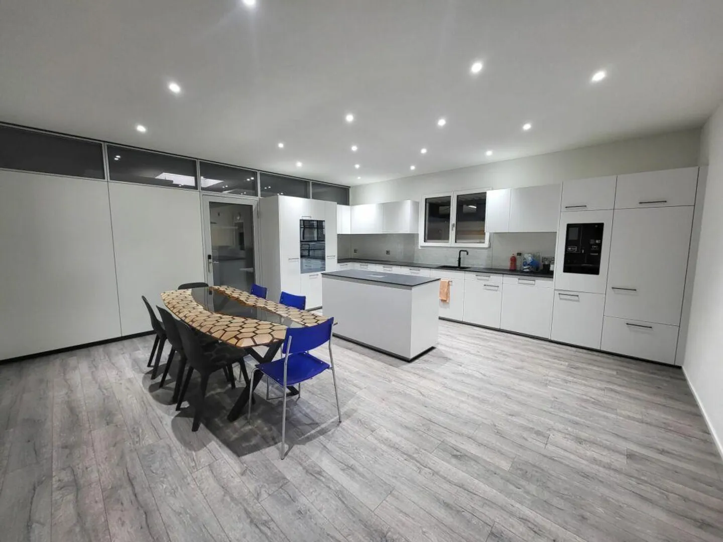 Versatile commercial property - ideal as a car garage, storage space, and much more - Photo 6 of 8