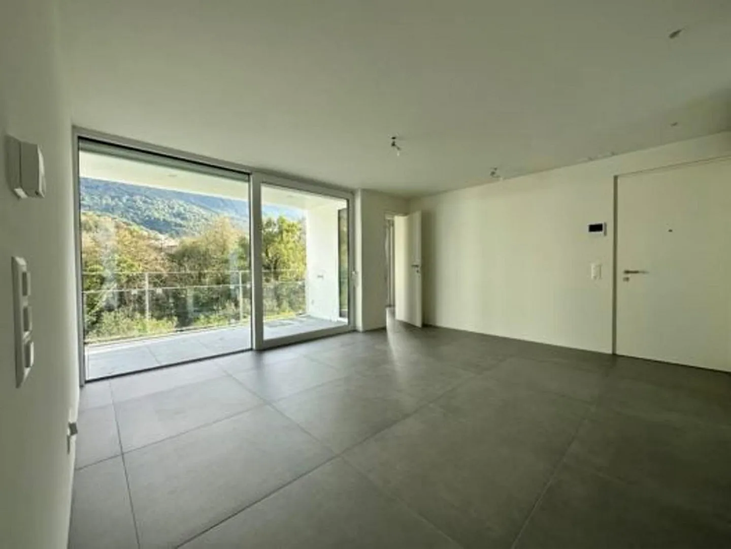 New and modern 2.5 rooms just minutes from the city - Photo 1 of 12