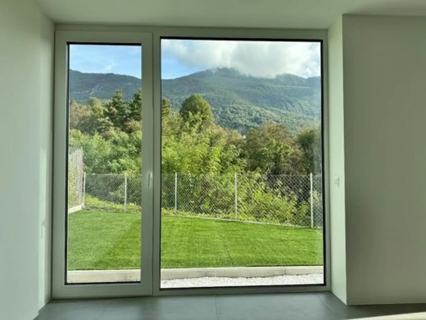 New and modern 2.5 rooms just minutes from the city - Photo 2 of 12