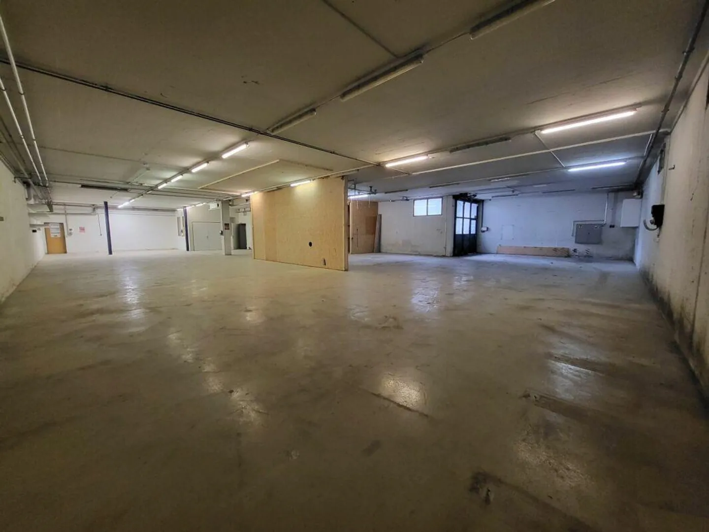 Versatile commercial property - ideal as a car garage, storage space, and much more - Photo 8 of 8