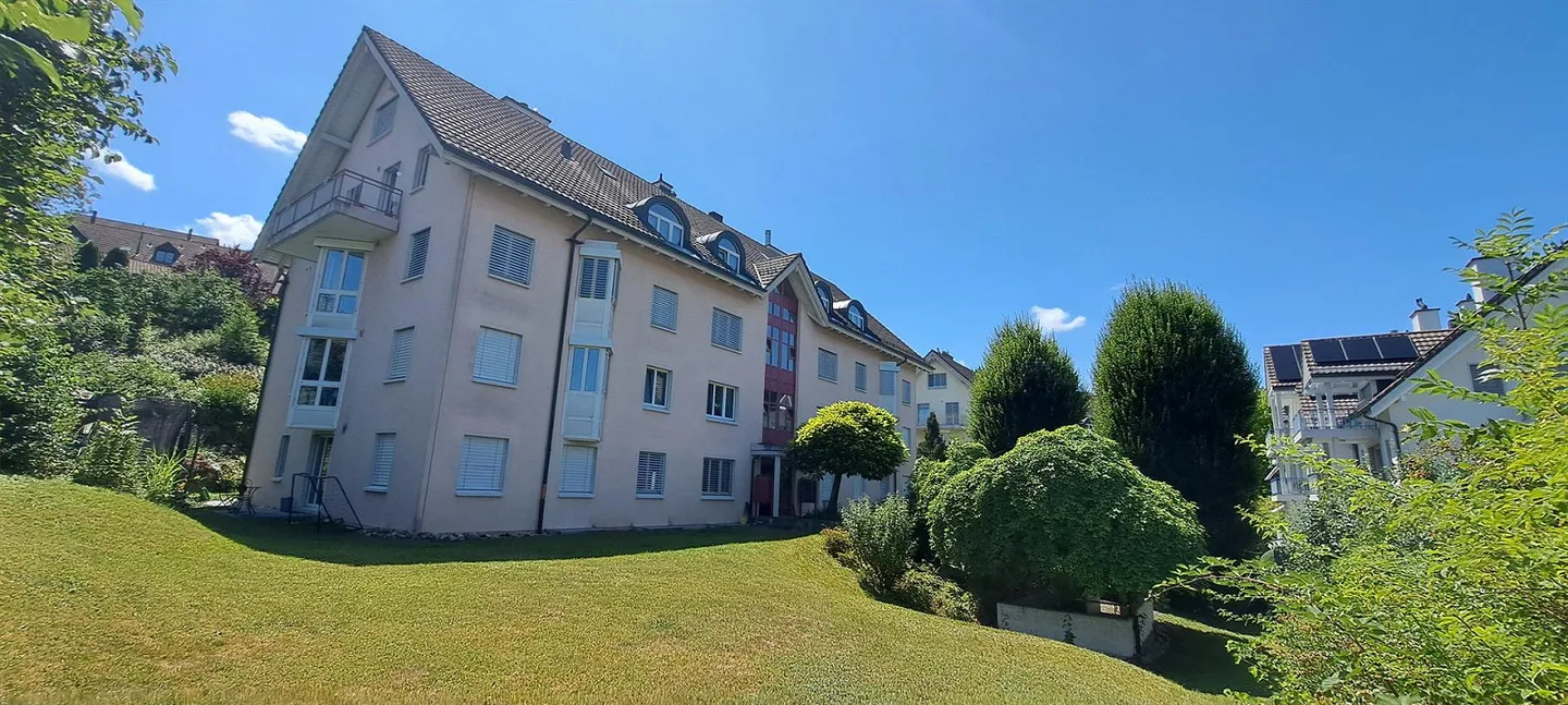 Gently renovated, spacious 4 ½ room apartment in Oberuzwil - Photo 1 of 15