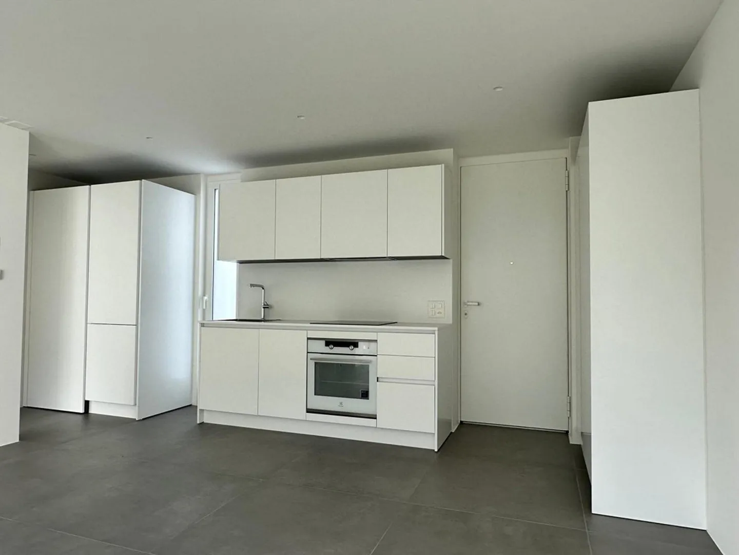 New and modern 2.5 rooms just minutes from the city - Photo 5 of 12