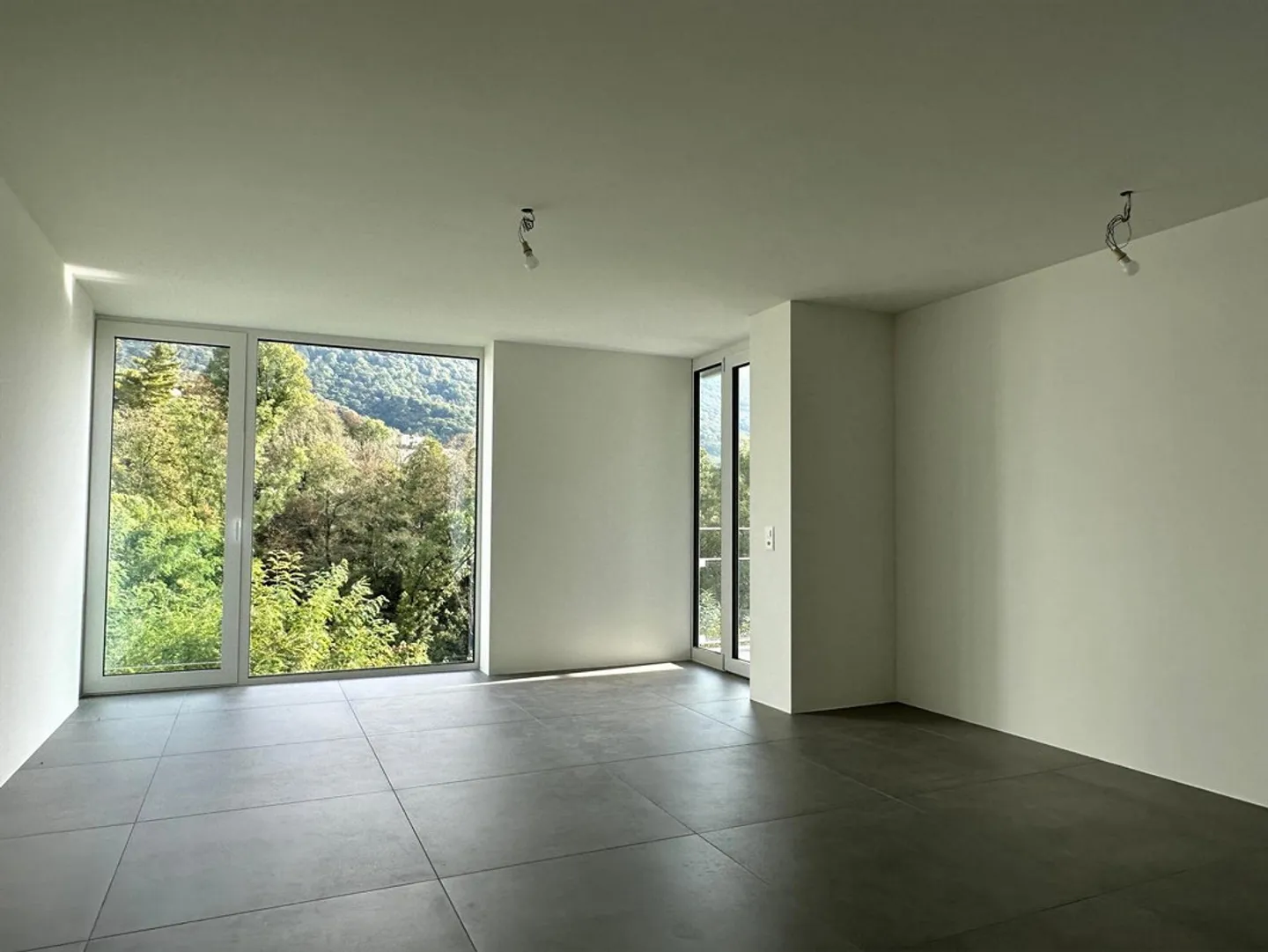 New and modern 2.5 rooms just minutes from the city - Photo 7 of 12