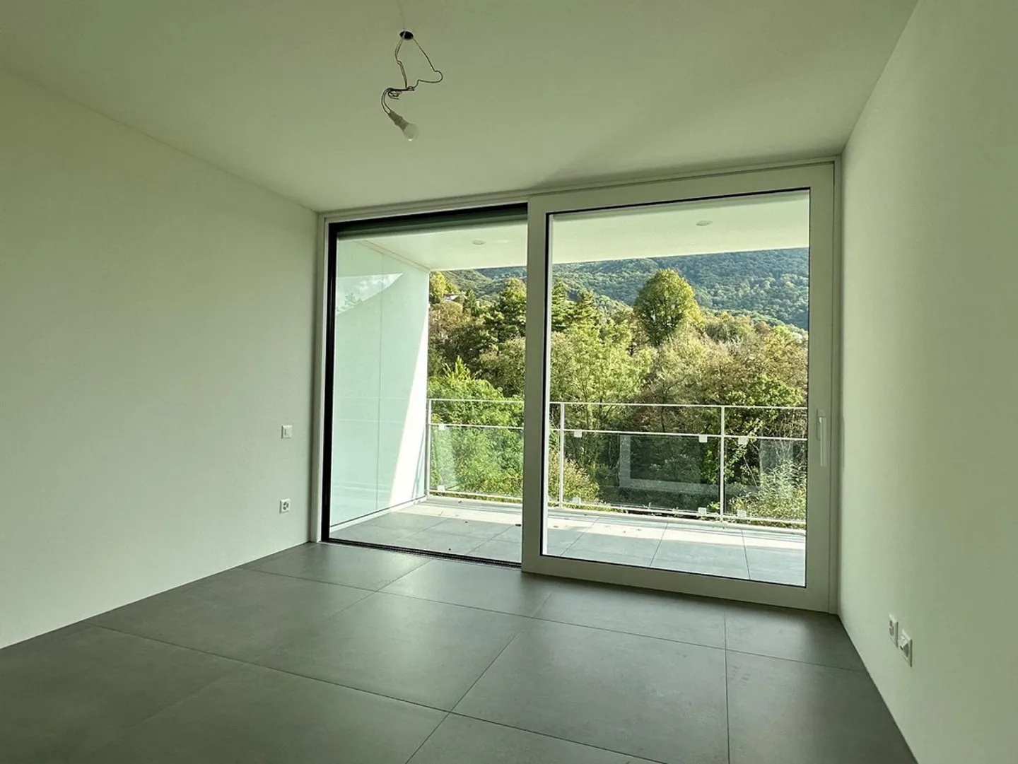 New and modern 2.5 rooms just minutes from the city - Photo 9 of 12