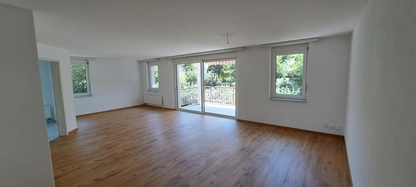 Gently renovated, spacious 4 ½ room apartment in Oberuzwil - Photo 3 of 15