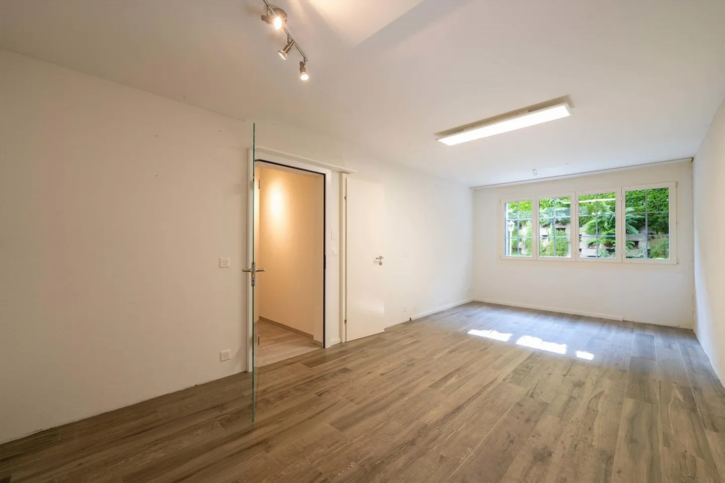 Grosszügige Villa mit 7.5 Zimmern und Hallenbad - Foto 5 von 8