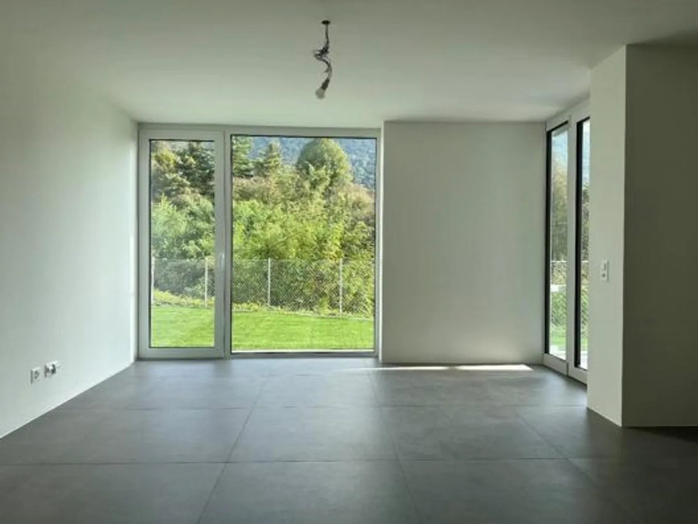 New and modern 2.5 rooms just minutes from the city - Photo 6 of 12