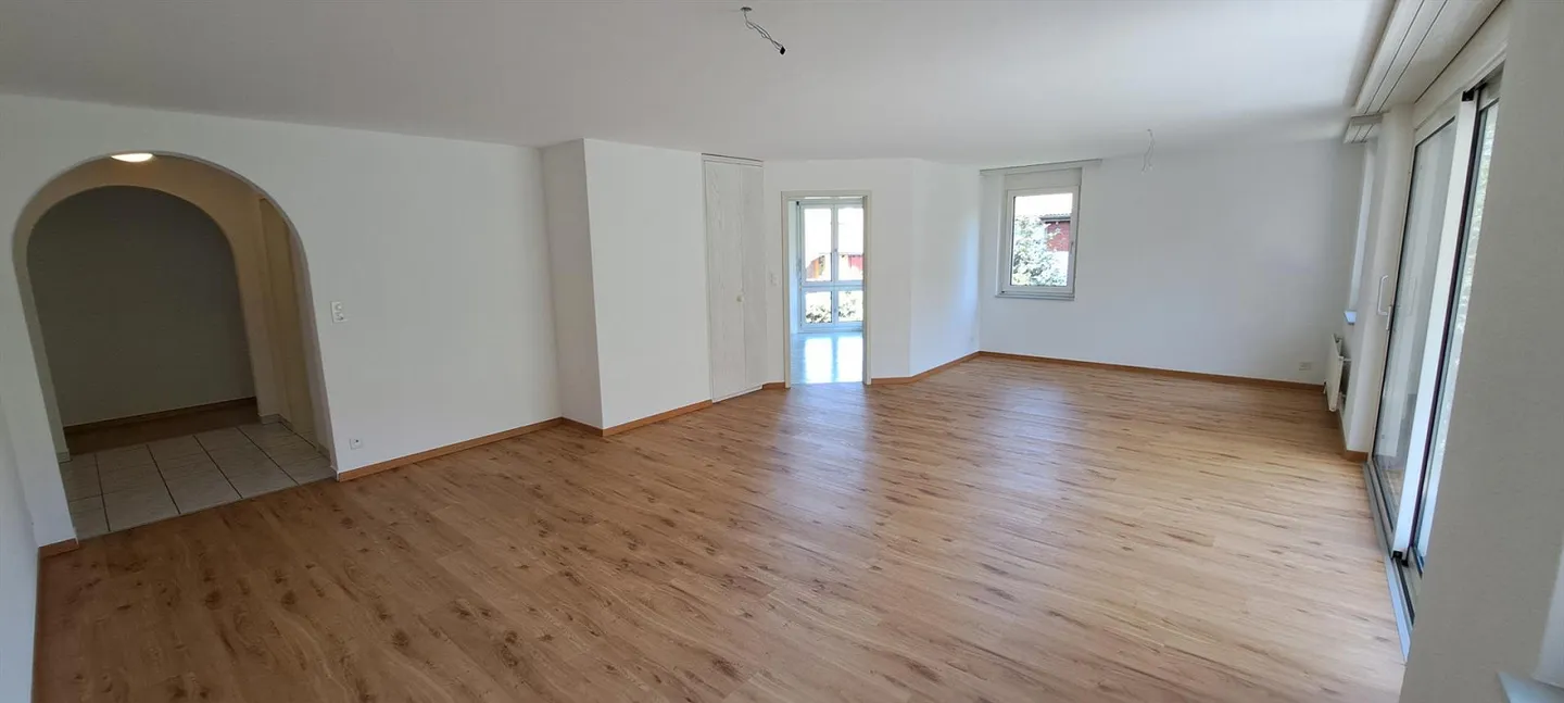 Gently renovated, spacious 4 ½ room apartment in Oberuzwil - Photo 4 of 15