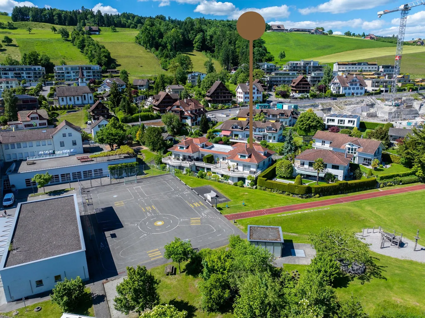 Grosszügige Villa mit 7.5 Zimmern und Hallenbad - Foto 7 von 8