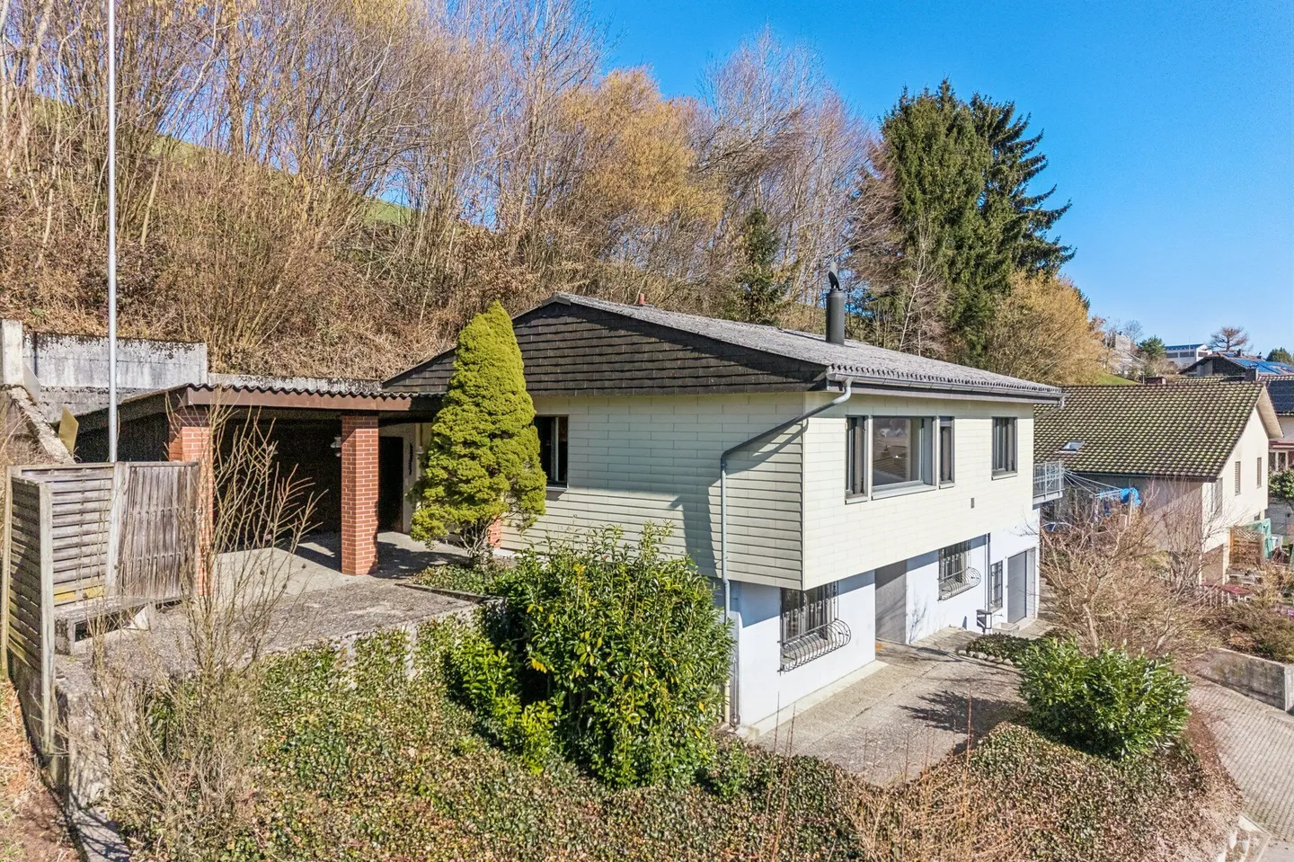 Casa unifamiliare in posizione elevata e soleggiata - Foto 2 di 24