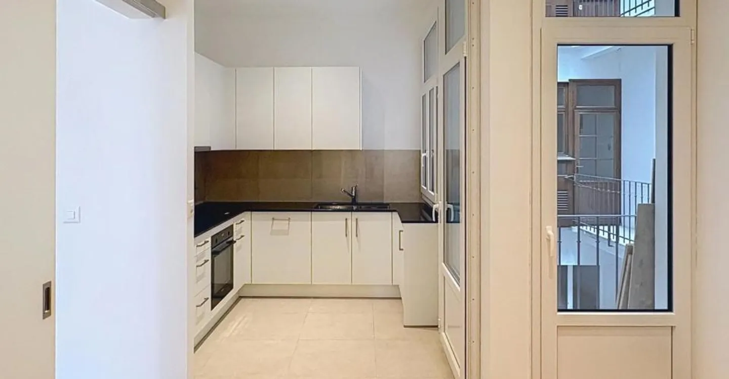 Geräumige und helle, vollständig renovierte 4,5-Zimmer-Wohnung im Stadtzentrum - Foto 3 von 8