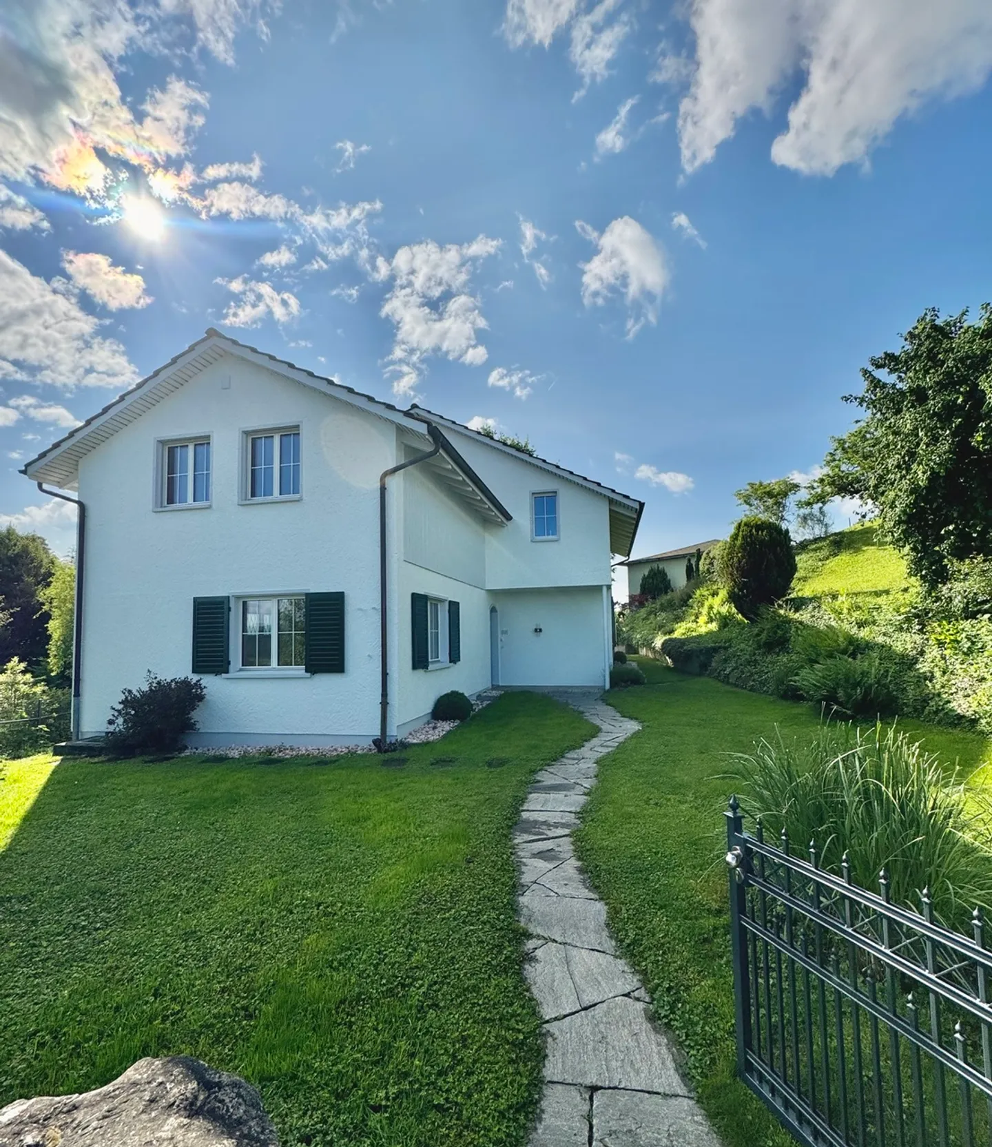 Freistehendes Einfamilienhaus mit traumhaftem Garten, bevorzugte Lage - Foto 1 von 9