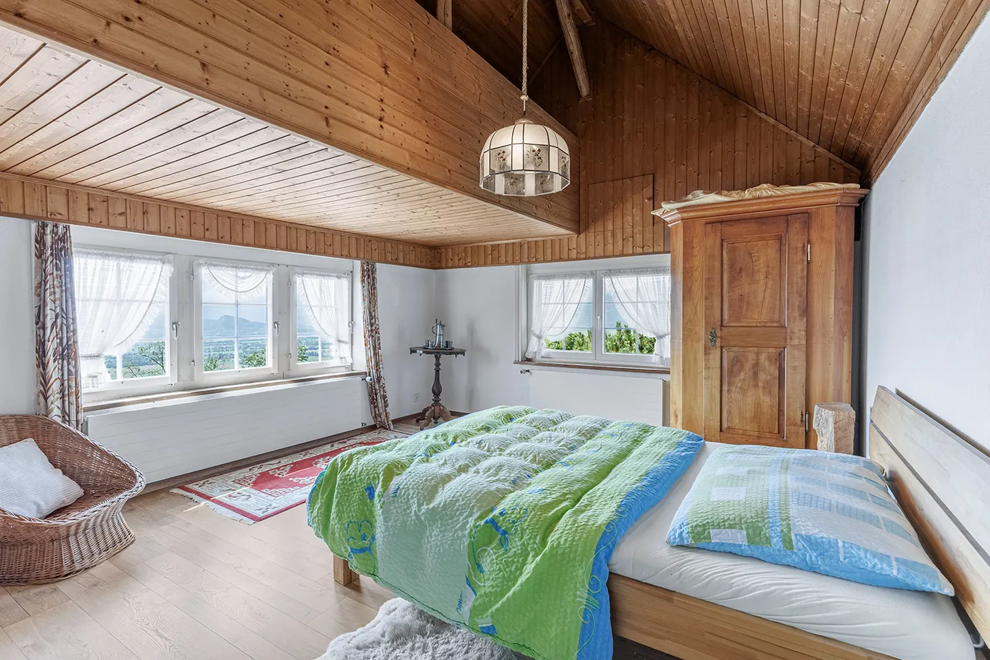 Affascinante casa multigenerazionale con appartamento separato - Foto 4 di 10