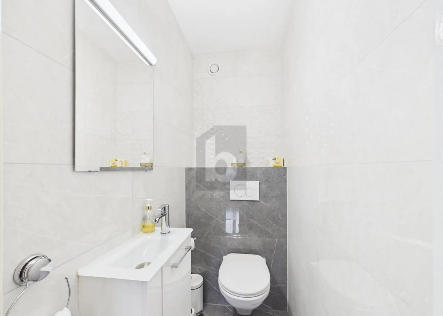 Helles Apartment mit großem Balkon - Foto 5 von 6