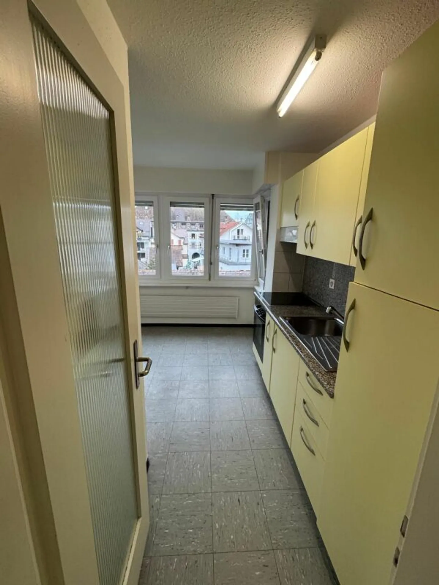 Spacious 3.5 Room Apartment in Prime Location - Photo 6 of 9