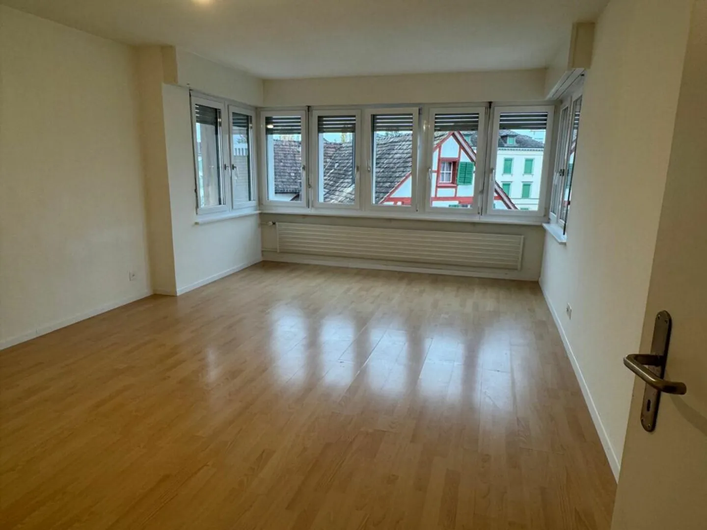 Spacious 3.5 Room Apartment in Prime Location - Photo 8 of 9