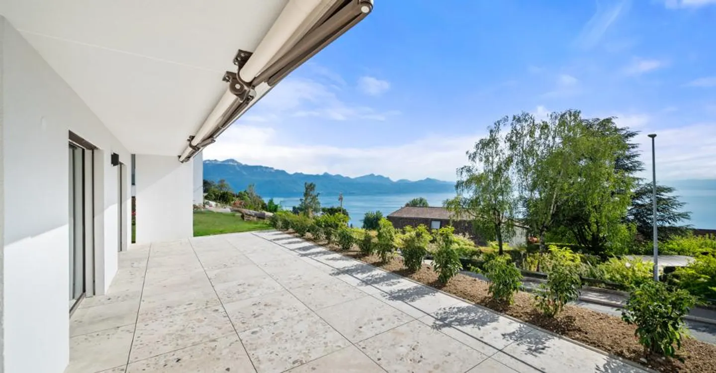 Appartamento moderno con vista lago - Foto 1 di 12