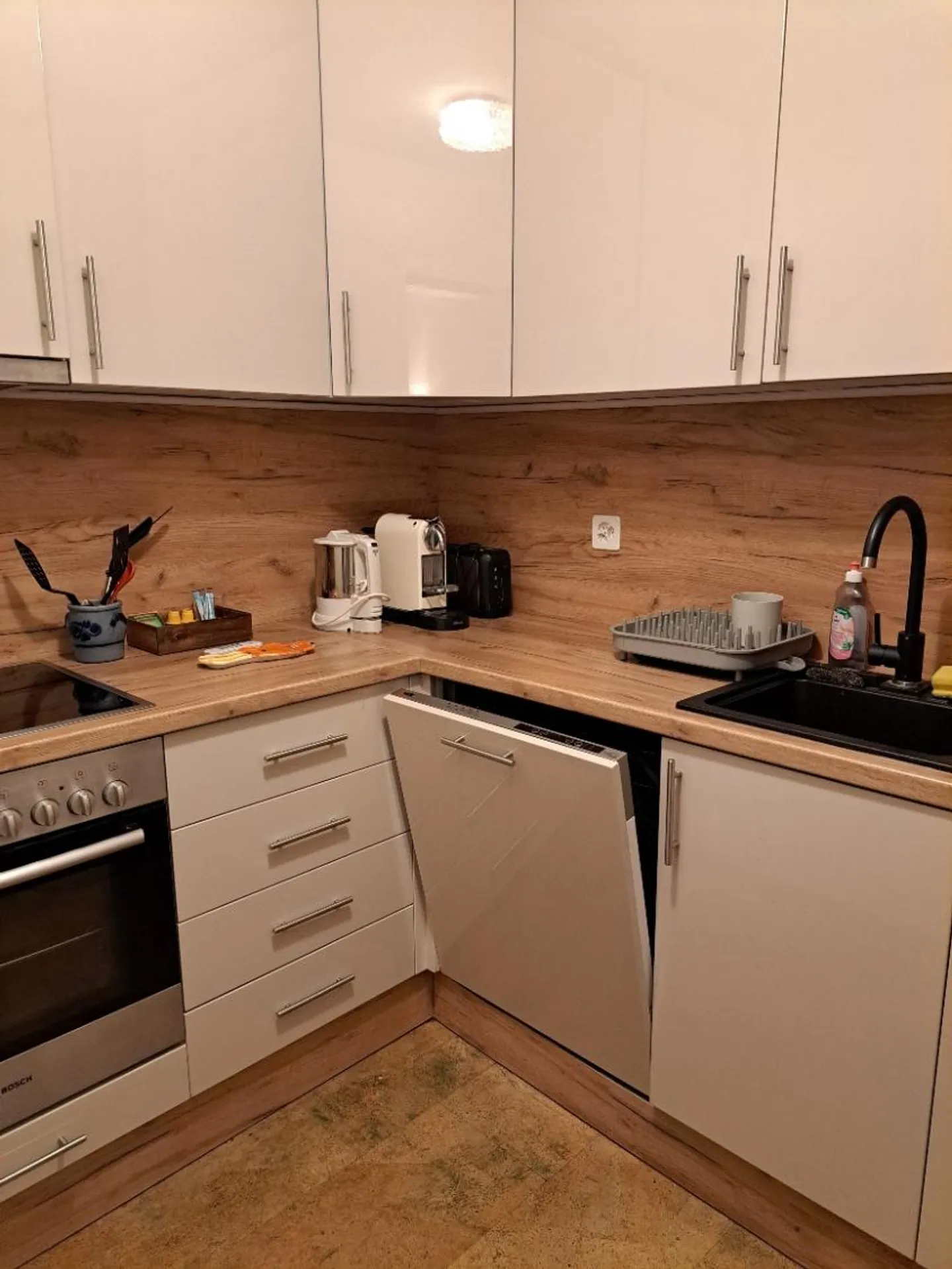 Appartement rénové avec terrasse - Photo 2 sur 6