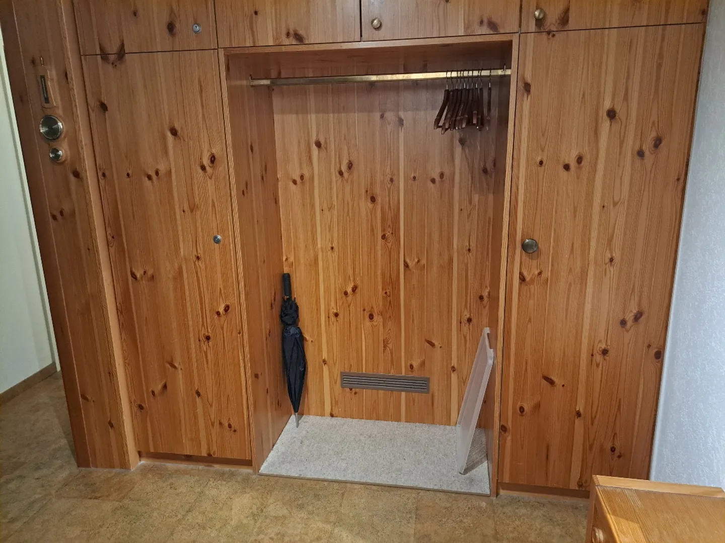 Appartement rénové avec terrasse - Photo 3 sur 6