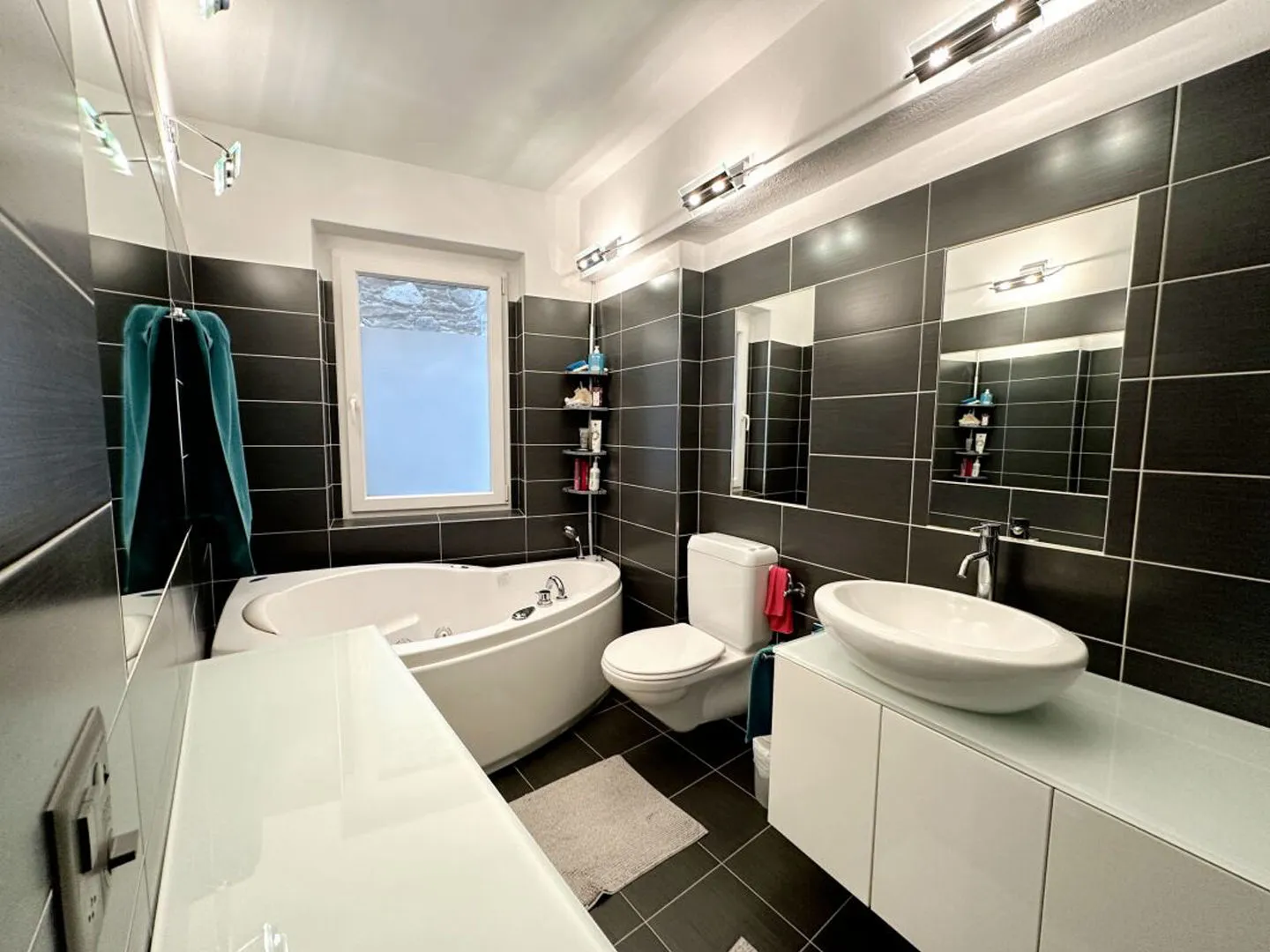 Casa bifamiliare attigua con 5.5 locali complessivi o 2 unità abitative da 3.5 locali luna | Daneben liegende Doppelhaushälfte mit insgesamt 5,5 Zimmern oder 2 Einheiten mit je 3,5 Zimmern - Foto 3 di 6