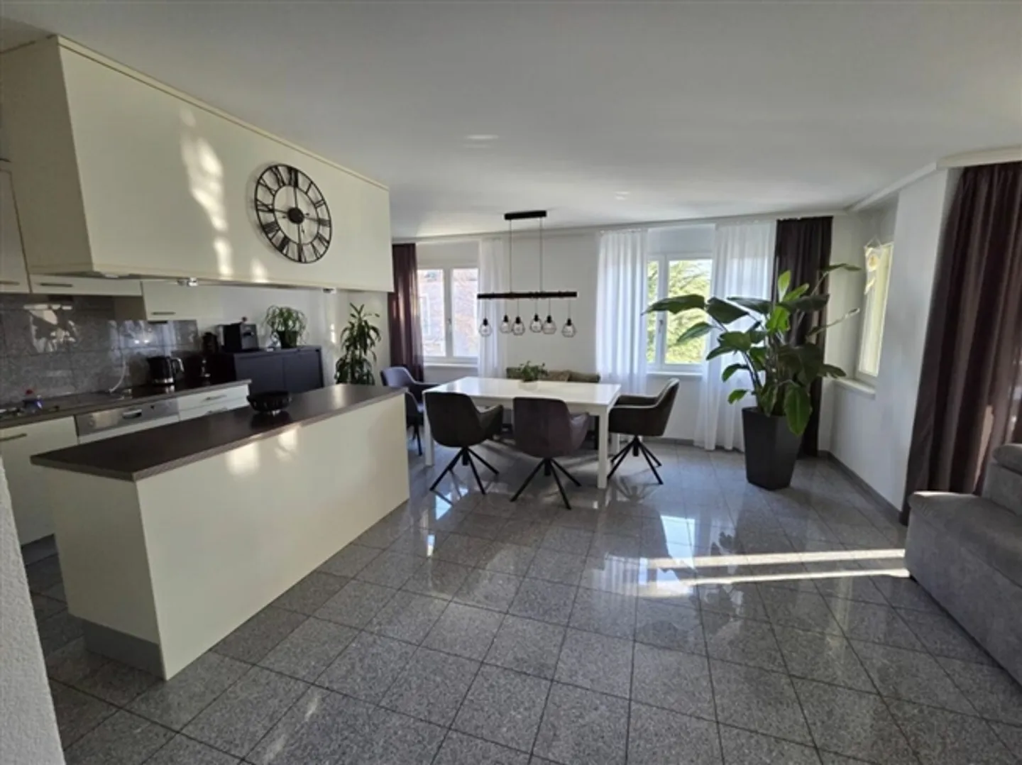 Beautiful 4.5-room apartment in ownership standard with fireplace in a very quiet and southern location - Photo 2 of 11