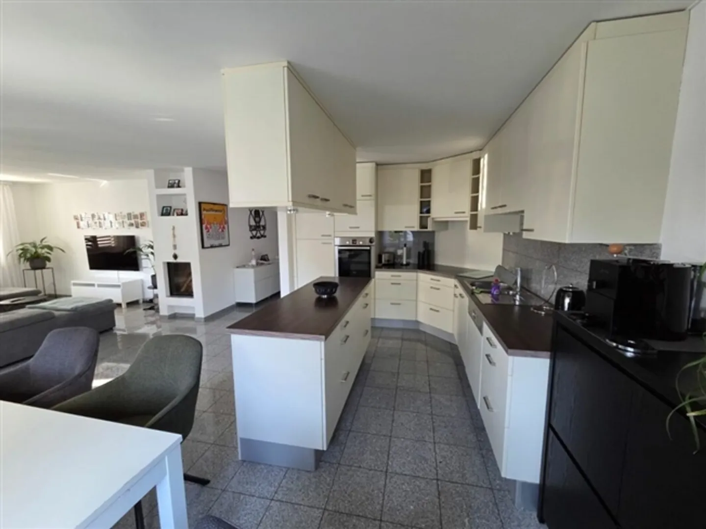 Beautiful 4.5-room apartment in ownership standard with fireplace in a very quiet and southern location - Photo 3 of 11