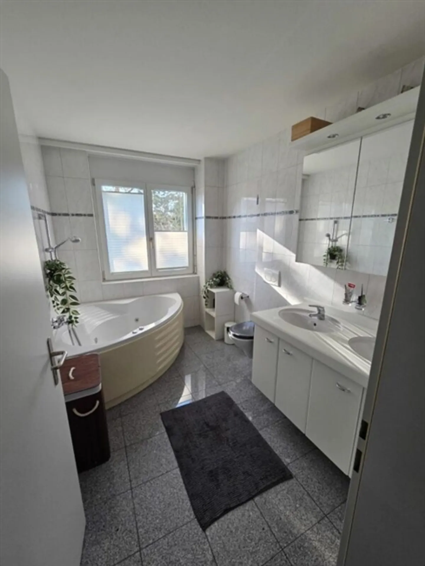 Beautiful 4.5-room apartment in ownership standard with fireplace in a very quiet and southern location - Photo 5 of 11