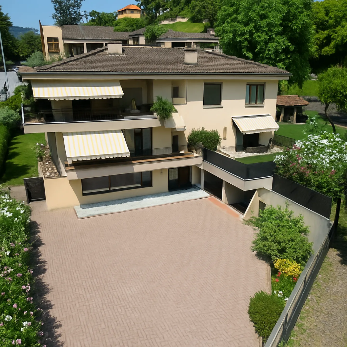 Propriété Unique avec Deux Grands Appartements et Espace Commercial - Photo 3 sur 8