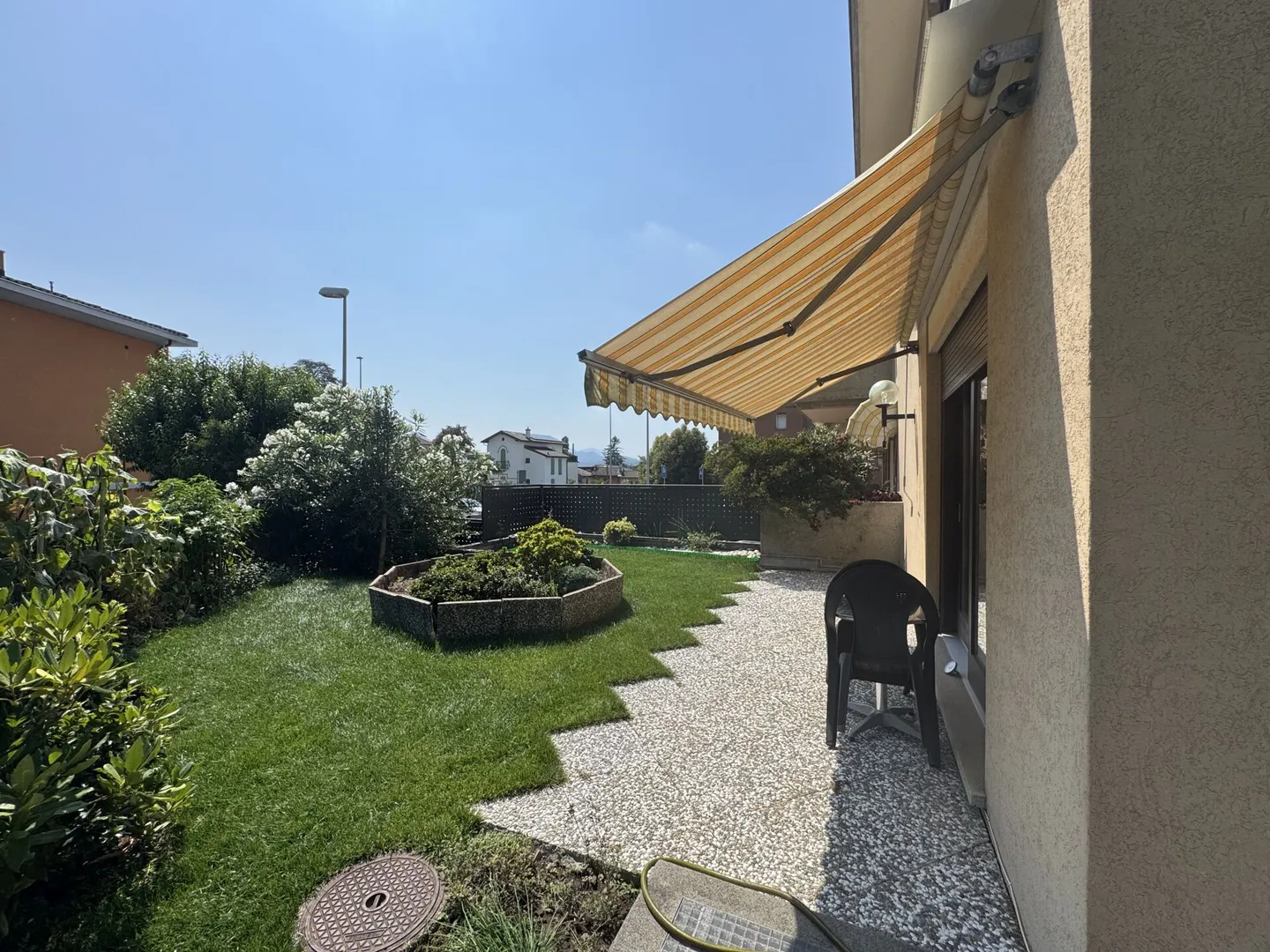 Propriété Unique avec Deux Grands Appartements et Espace Commercial - Photo 5 sur 8