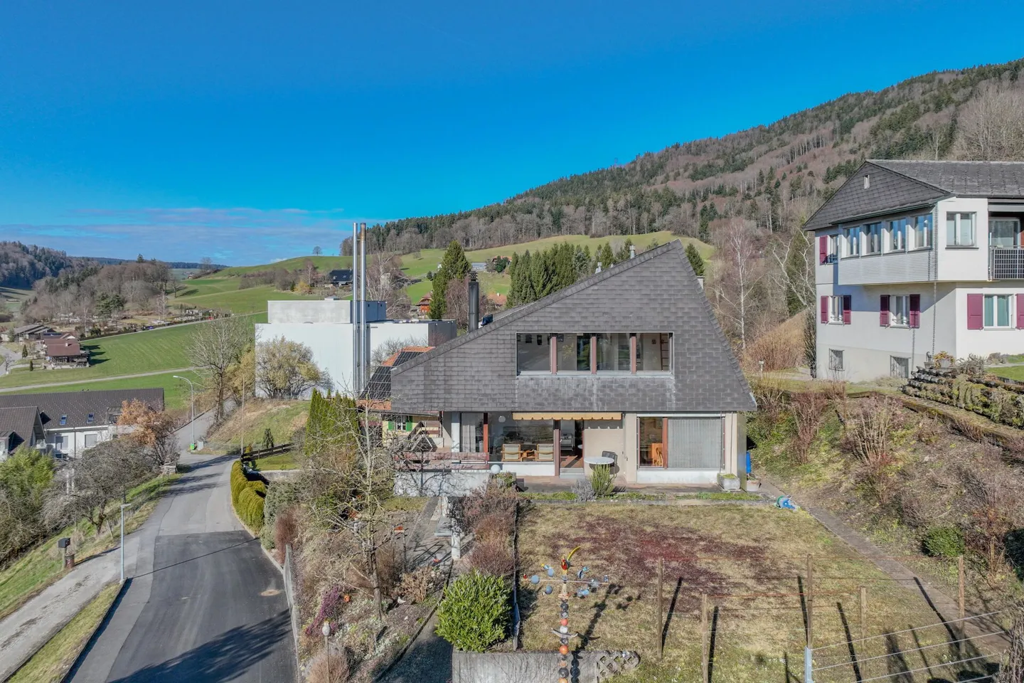 Ein Haus, zwei Wohnungen: viel Platz für Familie, Arbeit und Kreativität - Foto 1 von 13