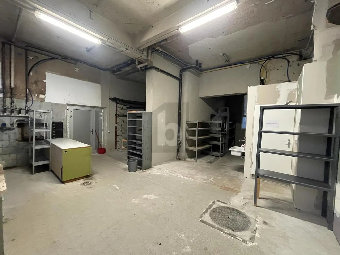 SPAZIO COMMERCIALE RAPPRESENTATIVO CON MAGAZZINO - Foto 3 di 6