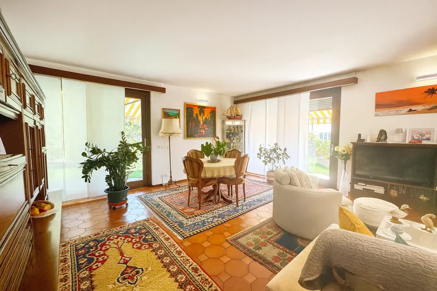 Propriété Unique avec Deux Grands Appartements et Espace Commercial - Photo 6 sur 8