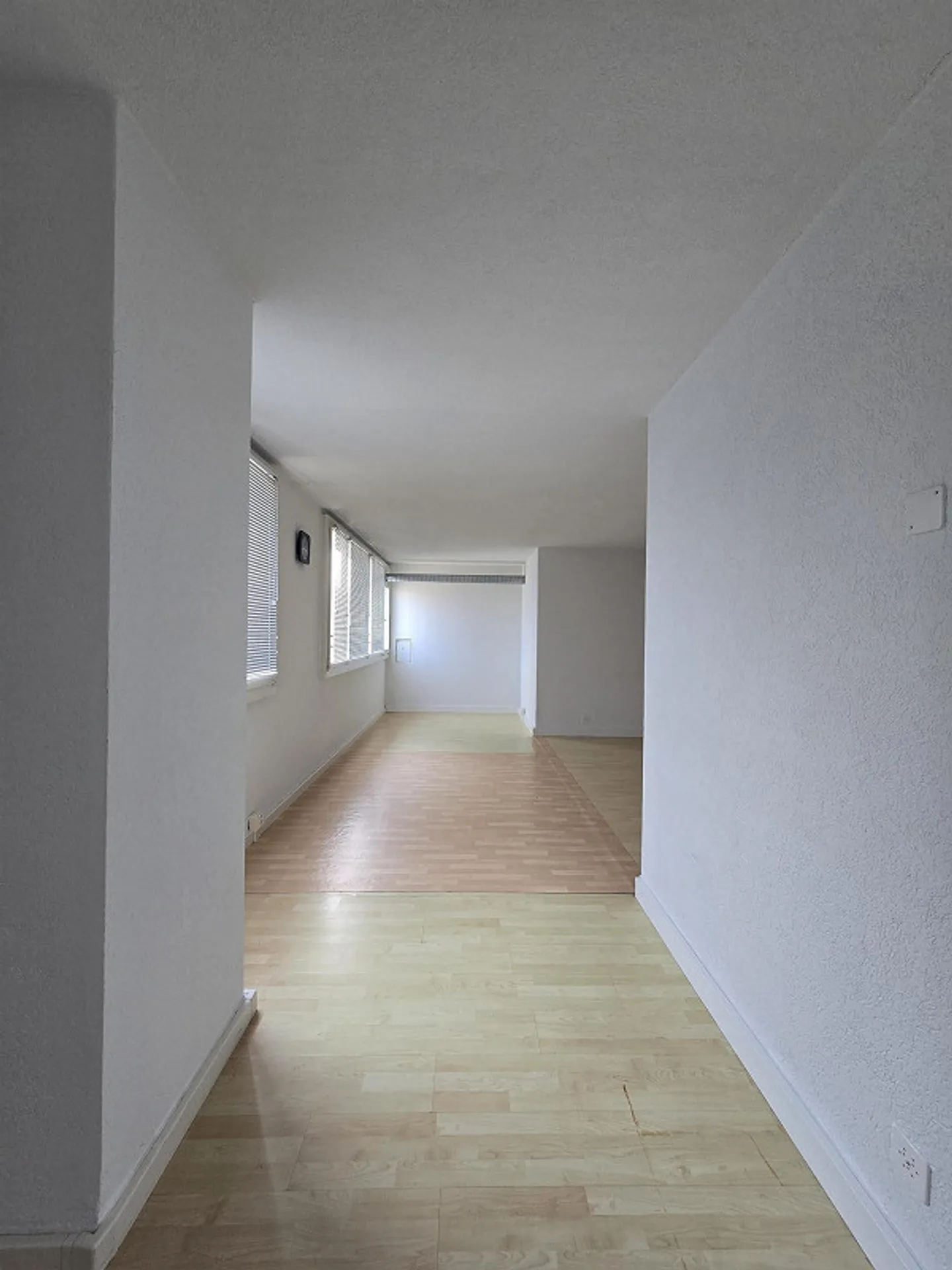 Espace de bureau dans un emplacement privilégié à Aesch - Photo 2 sur 2