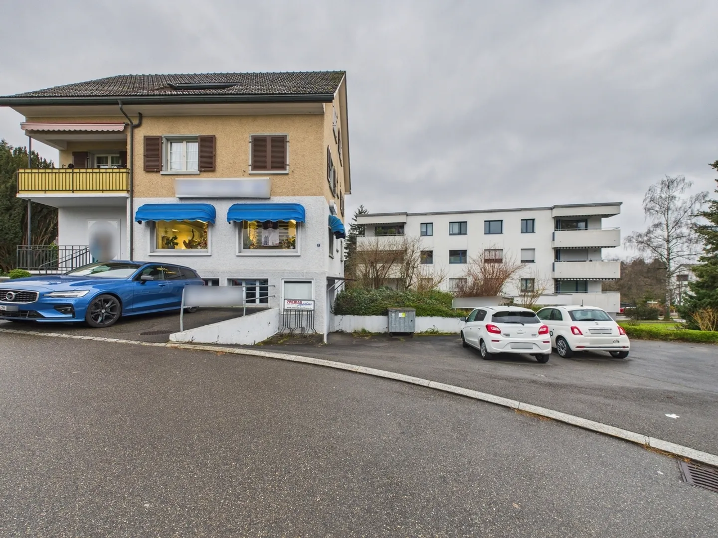 Attractive retail space in Uster - ideal for hairdressing or beauty concept with plenty of design options and 5 parking spaces - Photo 1 of 10