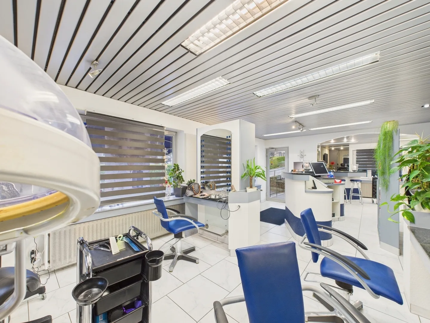 Attractive retail space in Uster - ideal for hairdressing or beauty concept with plenty of design options and 5 parking spaces - Photo 4 of 10