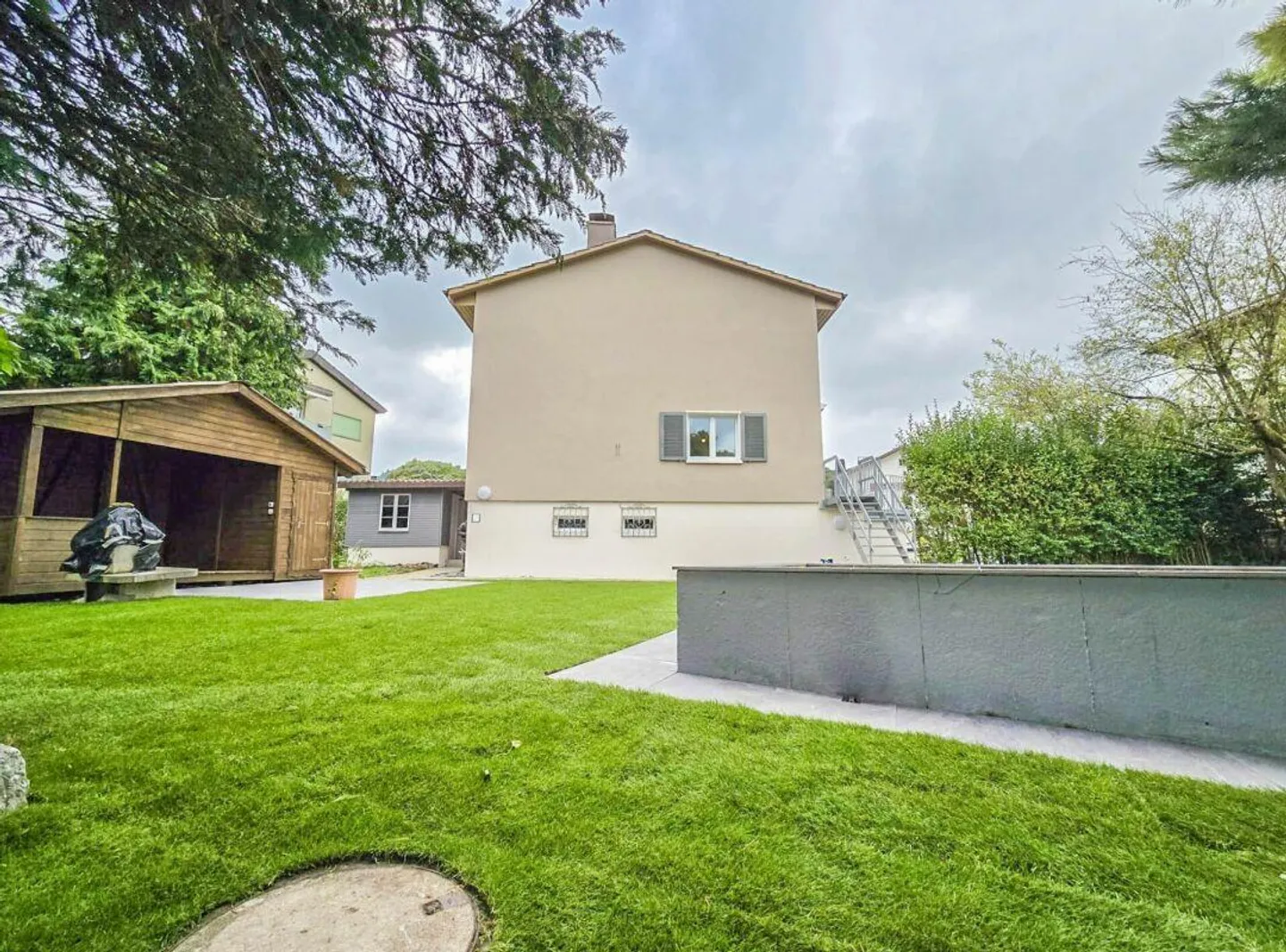 Casa unifamiliare in una posizione tranquilla e bella, adiacente a una zona agricola - Foto 3 di 14