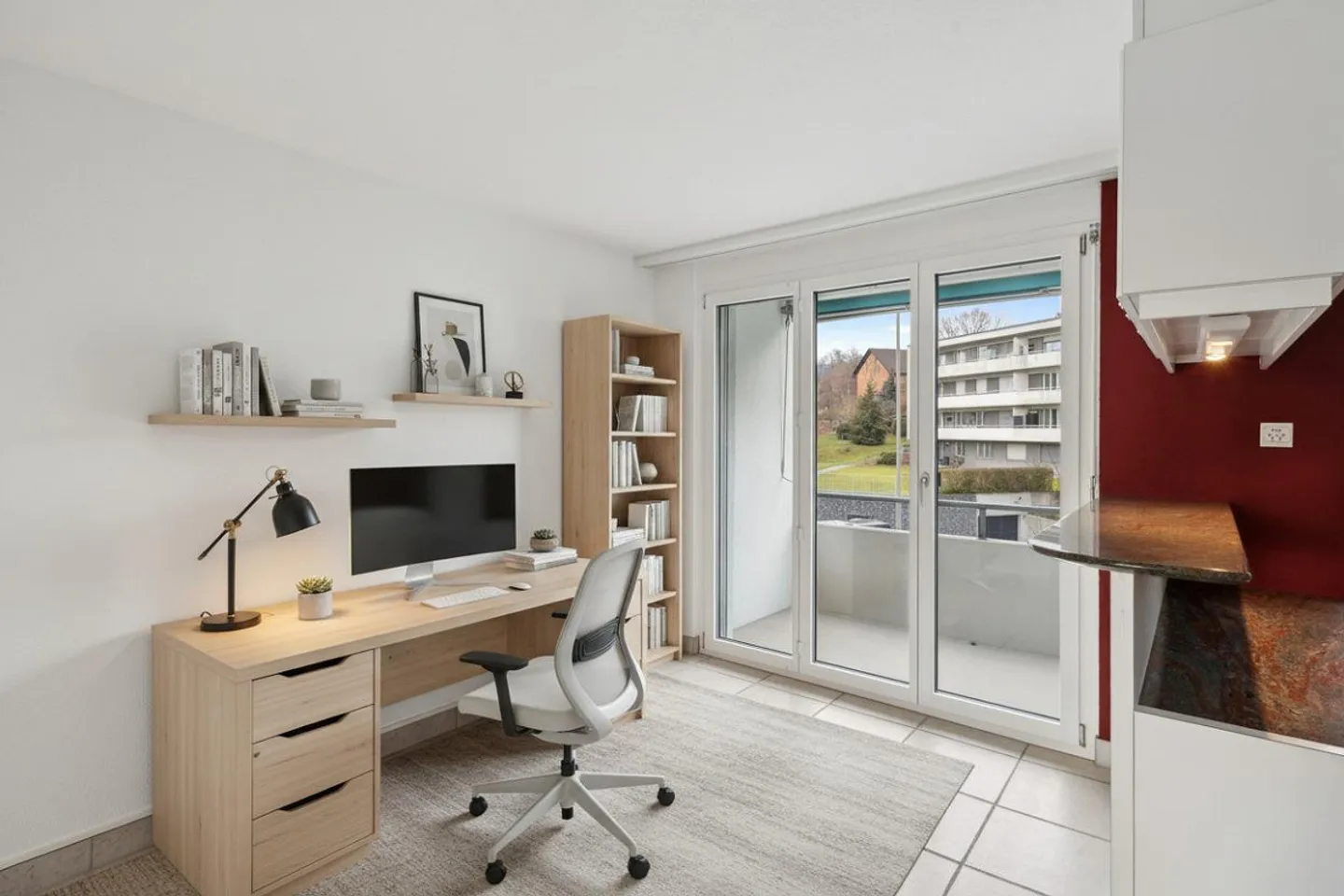 Lumière, Espace & Confort – Appartement avec Double Balcon - Photo 3 sur 4