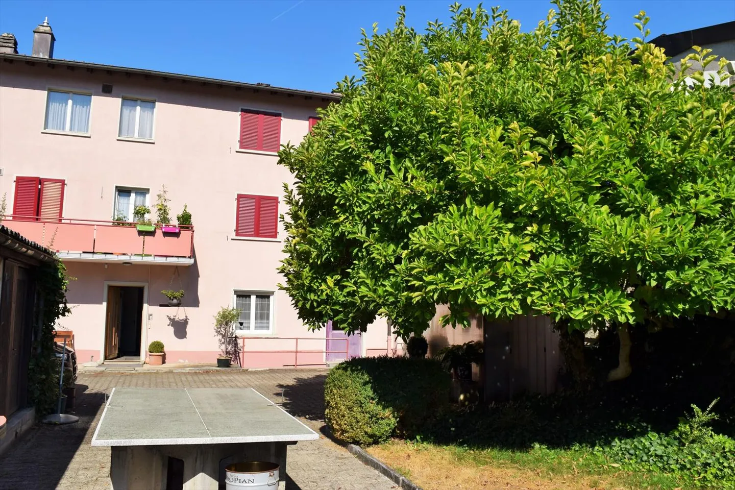 Mixed-use building - Photo 6 of 13