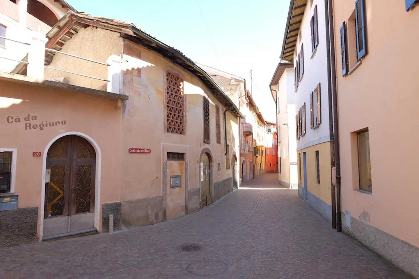 Bright 3.5 Room Duplex in the Historic Center of Caslano - Photo 2 of 12