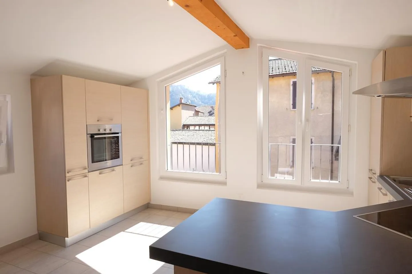 Bright 3.5 Room Duplex in the Historic Center of Caslano - Photo 6 of 12