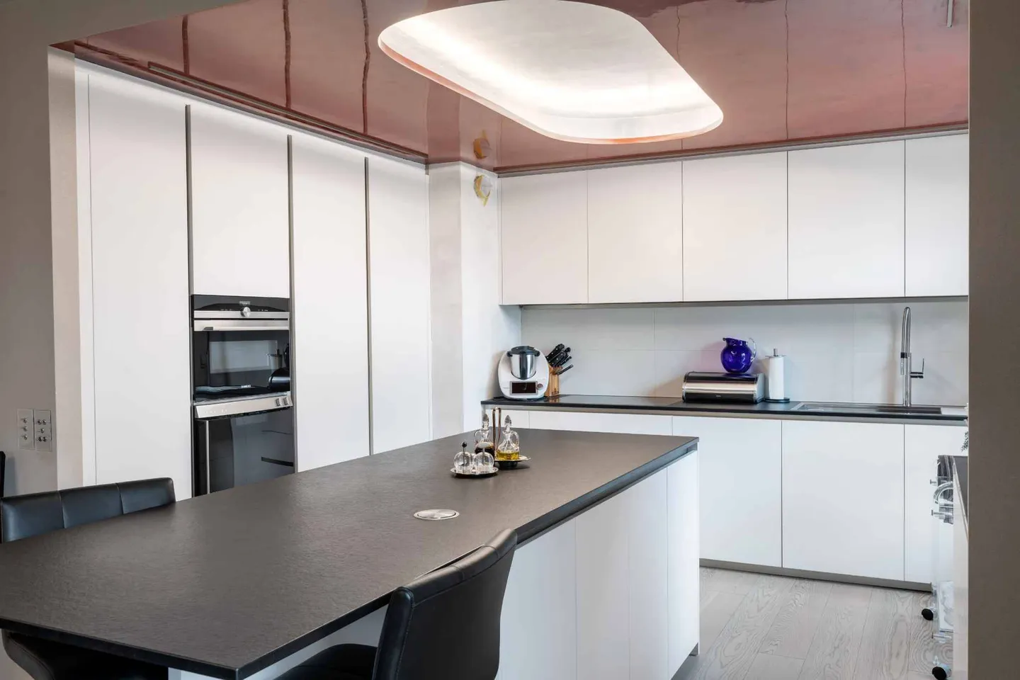 Superbo appartamento ristrutturato con terrazza e giardino in una residenza di lusso - Foto 3 di 7