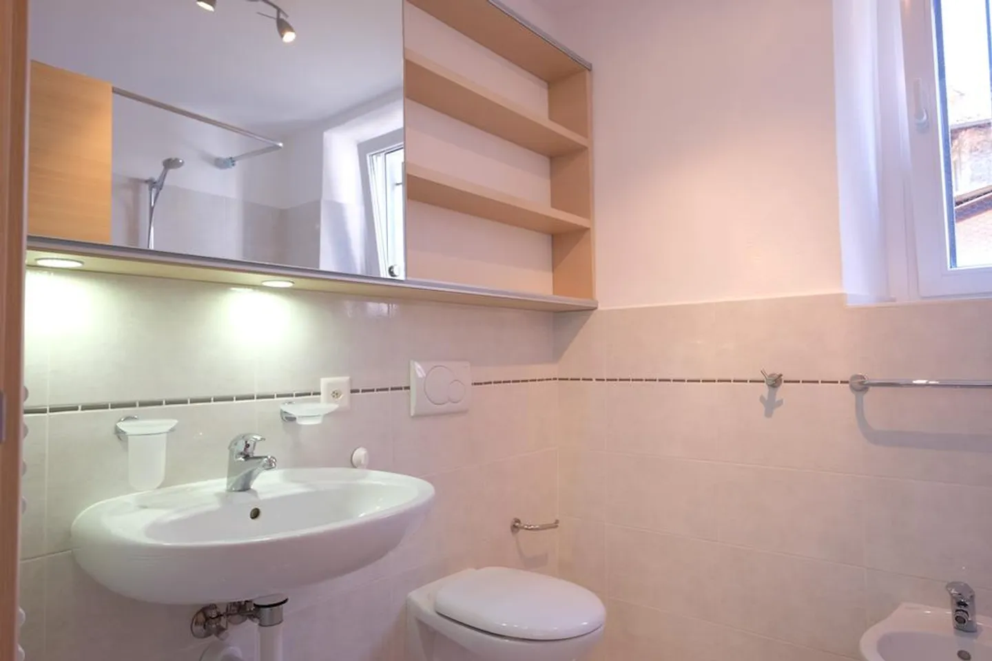 Bright 3.5 Room Duplex in the Historic Center of Caslano - Photo 9 of 12