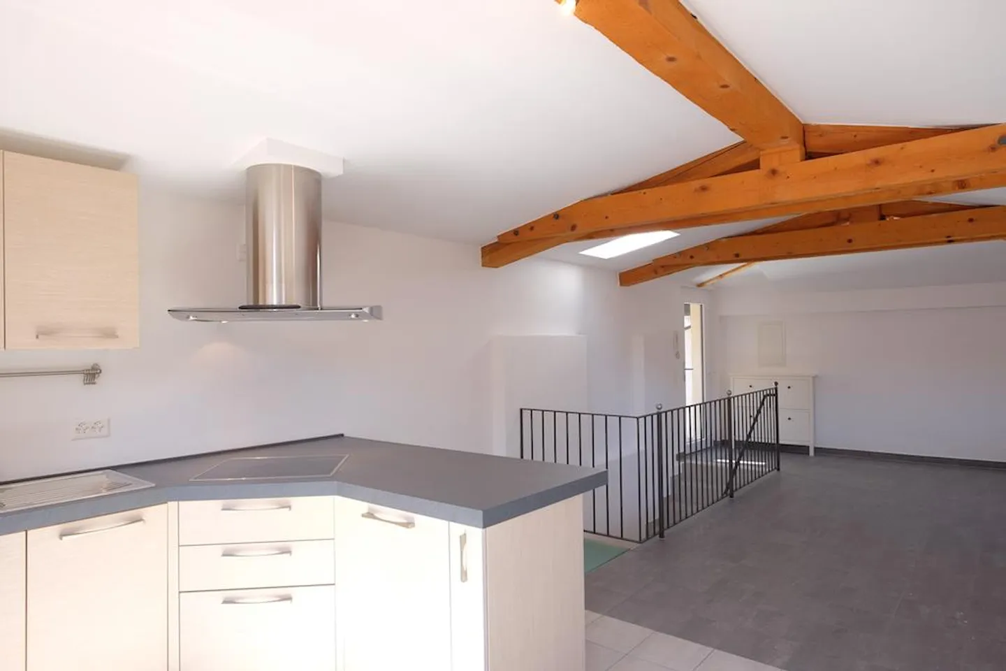 Bright 3.5 Room Duplex in the Historic Center of Caslano - Photo 3 of 12