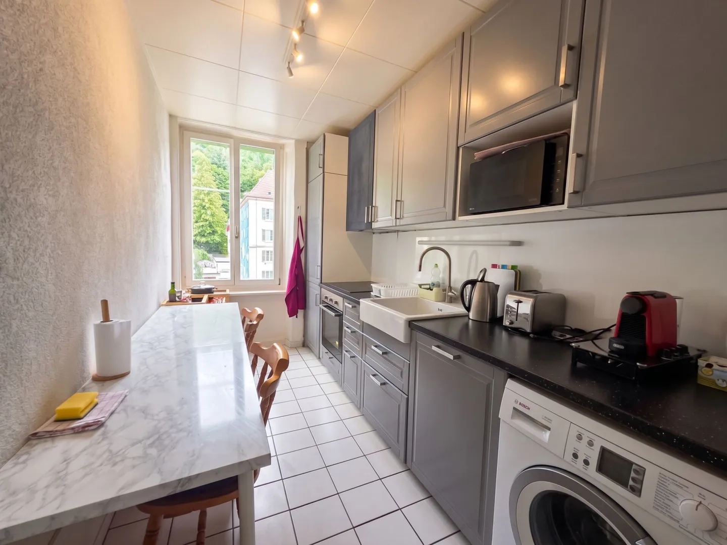 Charmante 3,5-Zimmer-Wohnung in Locle - Ideal für Wohnen oder Mietinvestition / schlüsselfertiges Airbnb - Foto 2 von 6